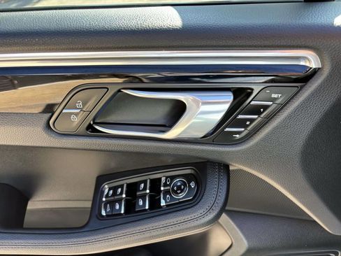 Certified 2025 Porsche Macan image 23