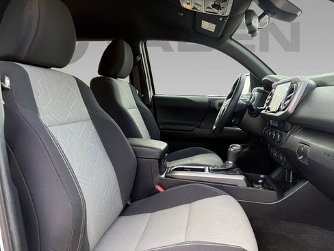 Used 2022 Toyota Tacoma TRD Off-Road image 8