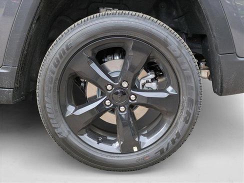 New 2025 Jeep Grand Cherokee Altitude image 10