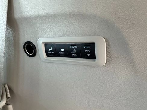 Used 2019 Chrysler Pacifica Limited image 52