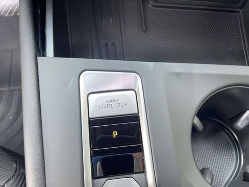 Used 2025 Volkswagen Atlas Cross Sport SE FWD image 27