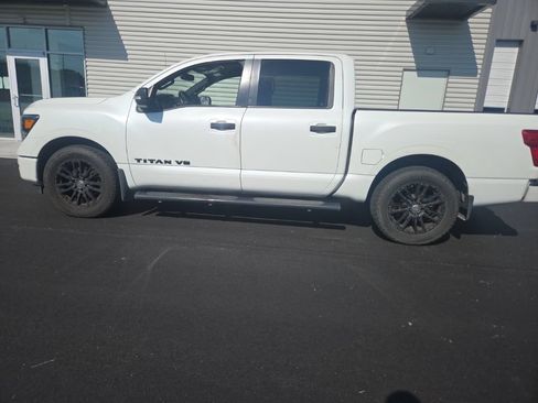 Used 2018 Nissan Titan SV w/ SV Convenience Package RWD image 9