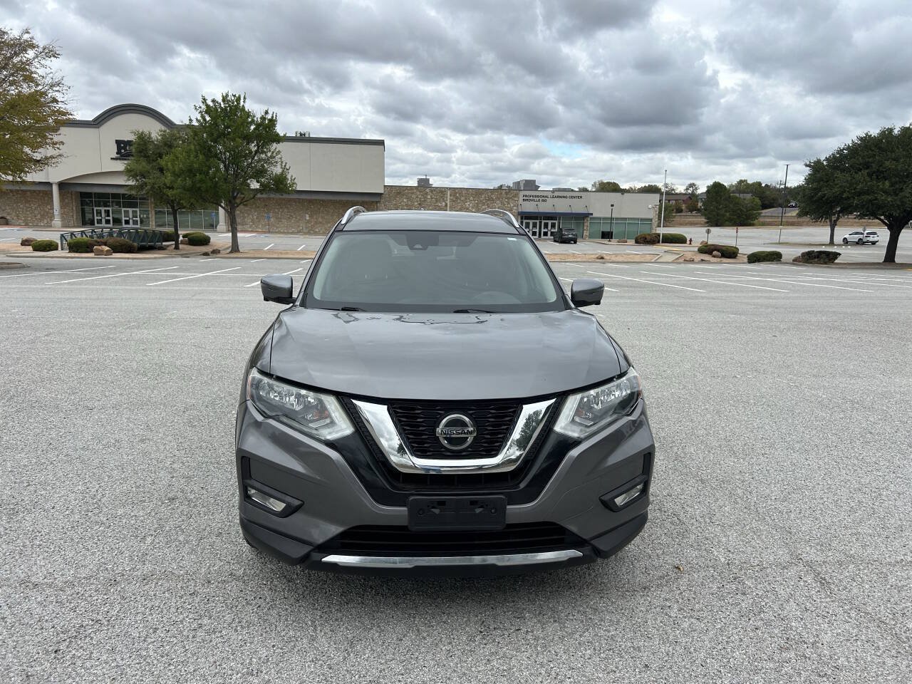 Used 2019 Nissan Rogue SV w/ Premium Package FWD image 2