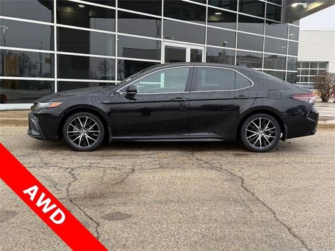 Used 2024 Toyota Camry SE image 6