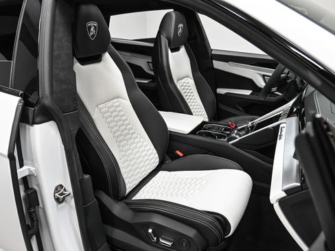 Used 2020 Lamborghini Urus image 35