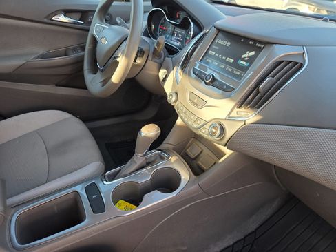 Used 2018 Chevrolet Cruze LT w/ Convenience Package FWD image 16