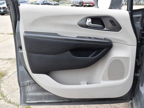 Used 2022 Chrysler Pacifica Touring-L FWD image 8