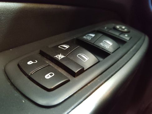Used 2019 Jeep Cherokee Latitude Plus w/ Cold Weather Group AWD/4WD image 27