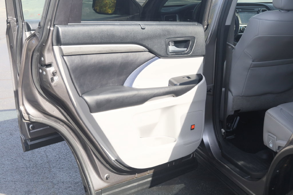 Used 2017 Toyota Highlander Limited AWD/4WD image 30