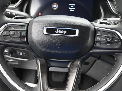 Used 2023 Jeep Grand Cherokee Limited w/ Black Appearance Package AWD/4WD image 13