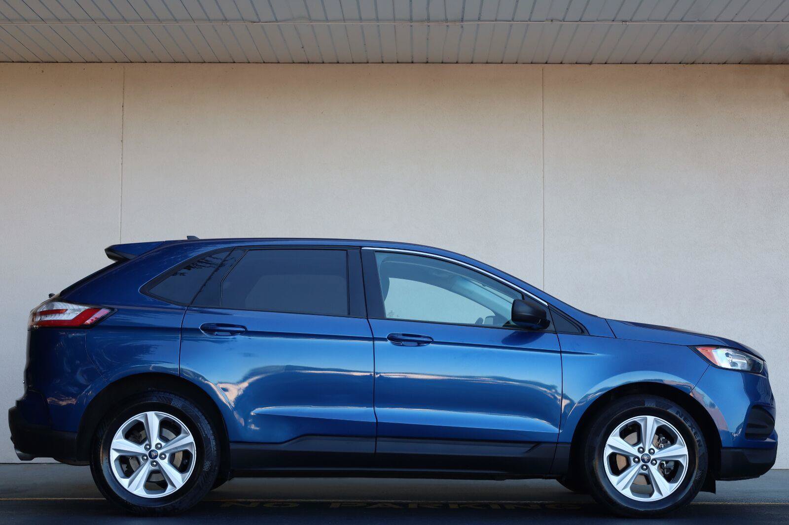 Used 2020 Ford Edge SE FWD image 3