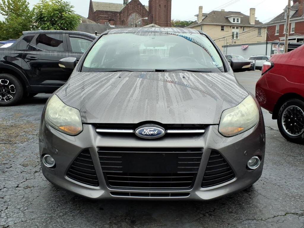 Used 2013 Ford Focus Titanium w/ Titanium Handling Pkg FWD image 2