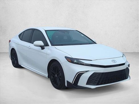 Used 2026 Toyota Camry SE image 3