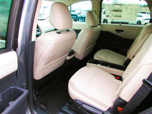 New 2026 Nissan Pathfinder SL w/ SL Premium Package image 10