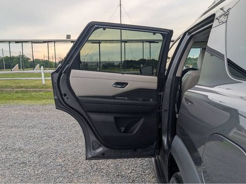 Used 2022 Nissan Pathfinder SL w/ SL Premium Package AWD/4WD image 11
