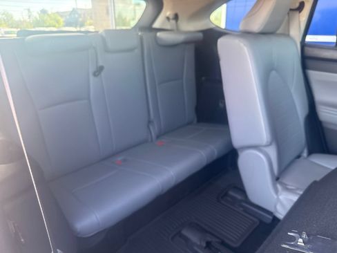 Used 2021 Toyota Highlander XLE AWD/4WD image 24