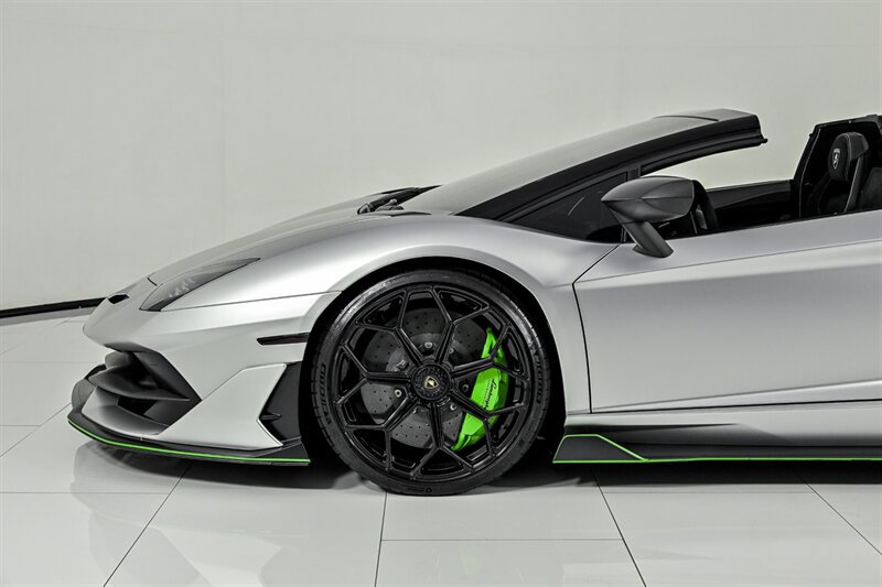 Used 2020 Lamborghini Aventador SVJ AWD/4WD image 16