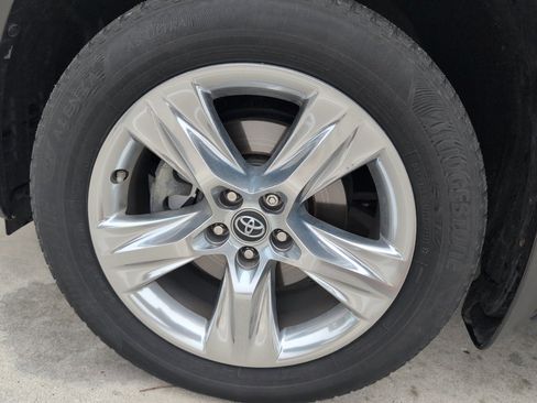 Used 2019 Toyota Highlander Limited w/ Protection Package #3 image 9