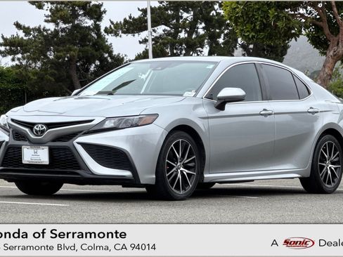 Used 2021 Toyota Camry SE FWD image 1