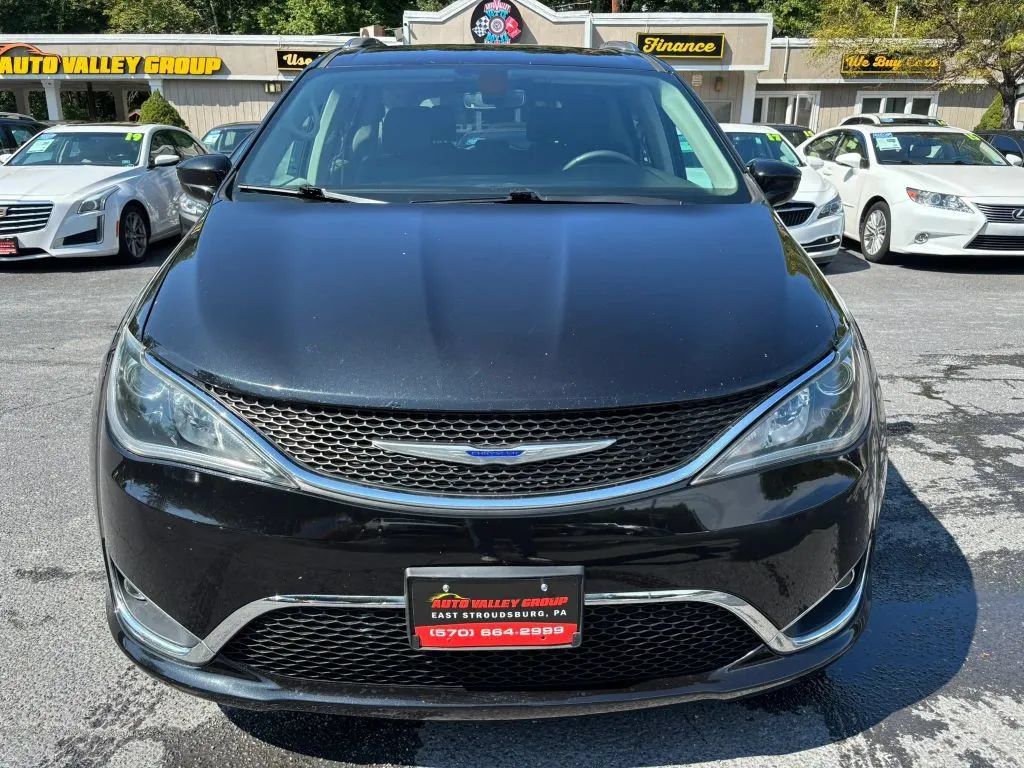 Used 2019 Chrysler Pacifica Touring-L FWD image 3