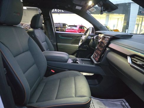 Used 2025 GMC Acadia AT4 w/ Luxury Package image 32