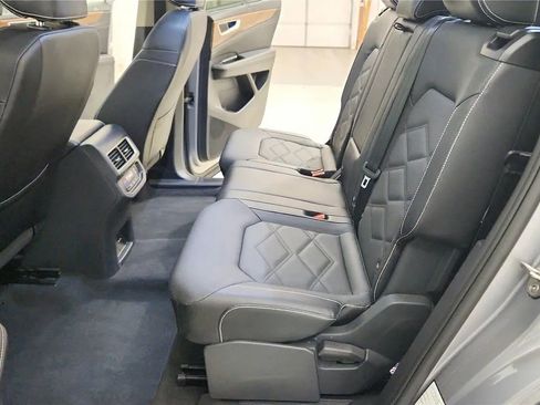 Used 2025 Volkswagen Atlas SE image 33
