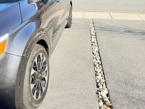 Used 2024 Kia Carnival EX image 3