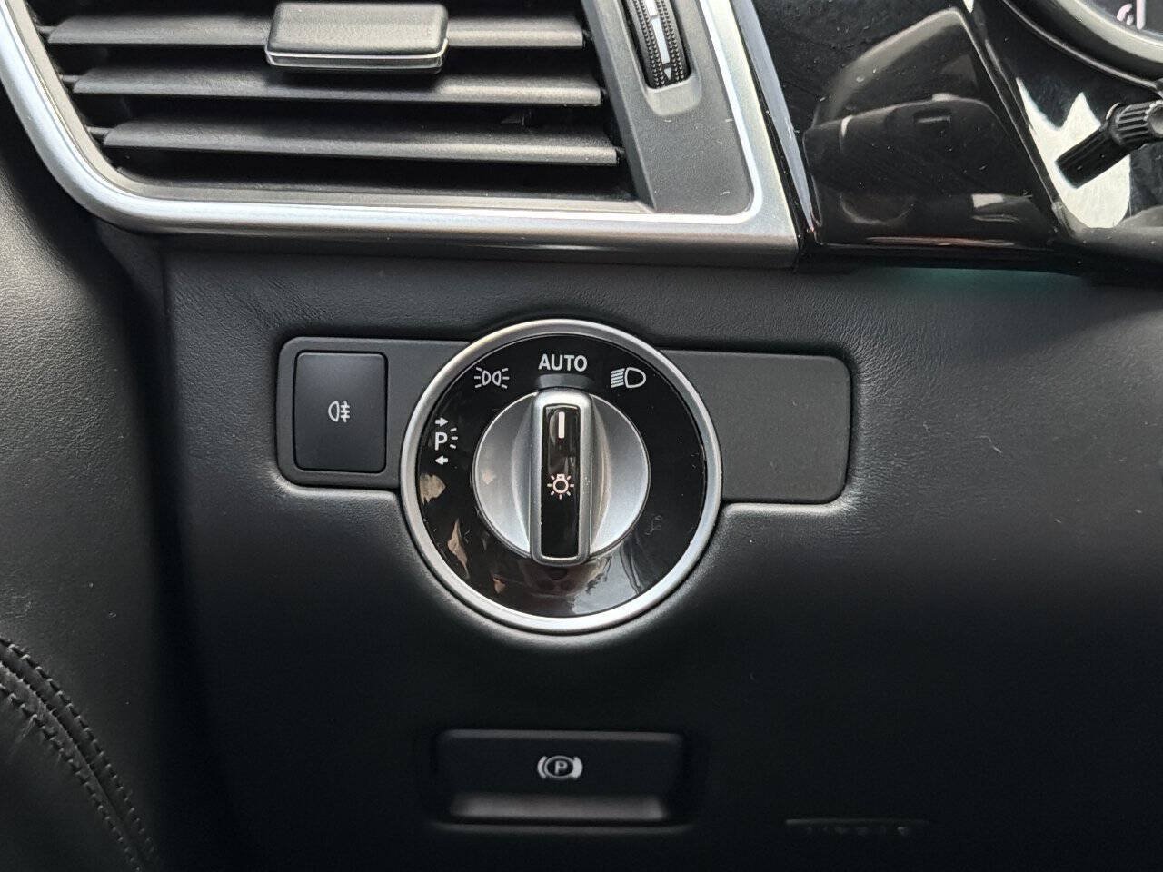 Used 2015 Mercedes-Benz GL 550 4MATIC w/ Driver Assistance Package image 54