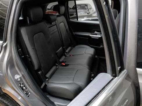 Used 2023 Mercedes-Benz GLB 250 w/ Premium Package image 35