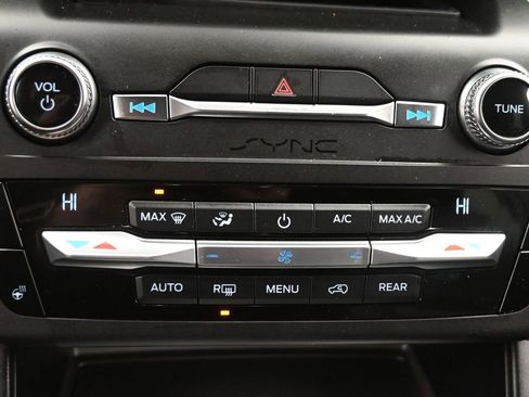 Used 2020 Ford Explorer XLT w/ Equipment Group 202A AWD/4WD image 17