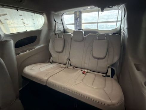 Used 2018 Chrysler Pacifica Touring-L image 23