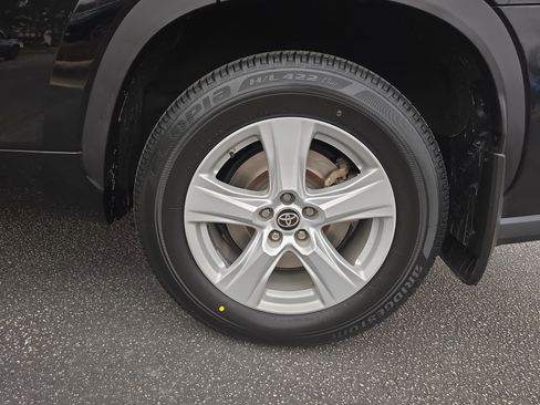 Used 2021 Toyota Highlander L image 29