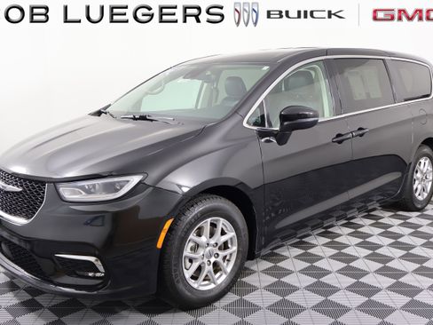 Used 2023 Chrysler Pacifica Touring-L image 3