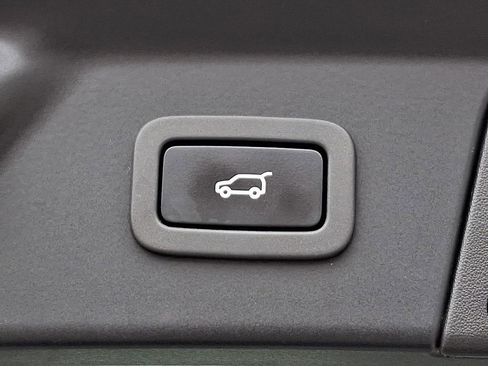 Used 2018 Land Rover Range Rover Velar S AWD/4WD image 29