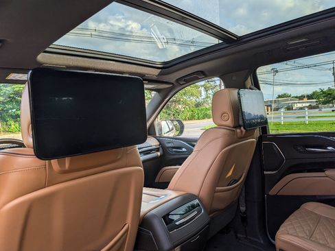 Used 2021 Cadillac Escalade Premium Luxury w/ LPO, Radiant Package AWD/4WD image 20