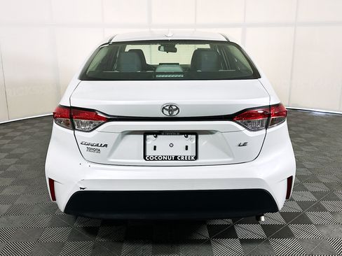 Used 2025 Toyota Corolla LE FWD image 4