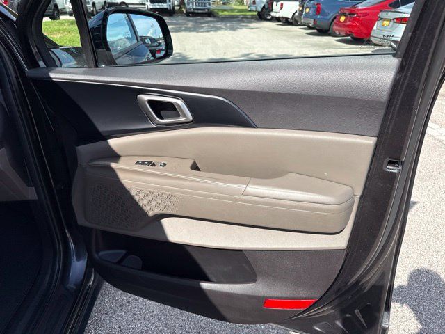 Used 2025 Kia Carnival FWD image 12