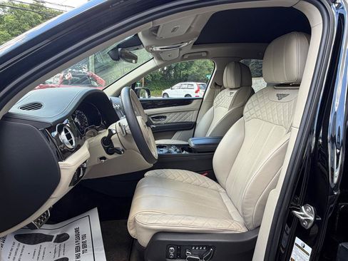 Used 2020 Bentley Bentayga Plug-In Hybrid AWD/4WD image 16