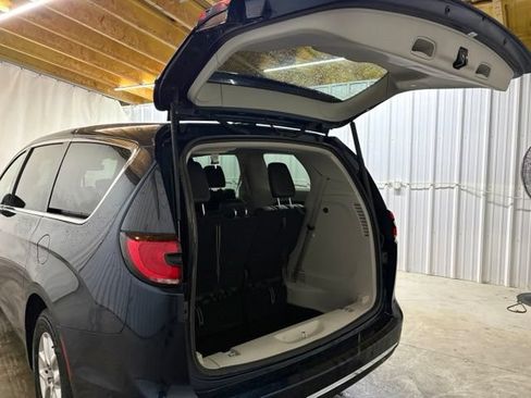 Used 2023 Chrysler Pacifica Touring-L FWD image 9
