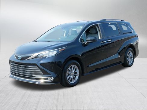 Used 2024 Toyota Sienna XLE FWD image 3