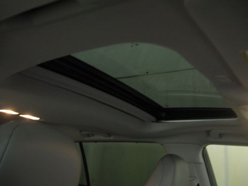 Used 2023 Toyota Highlander XLE image 3