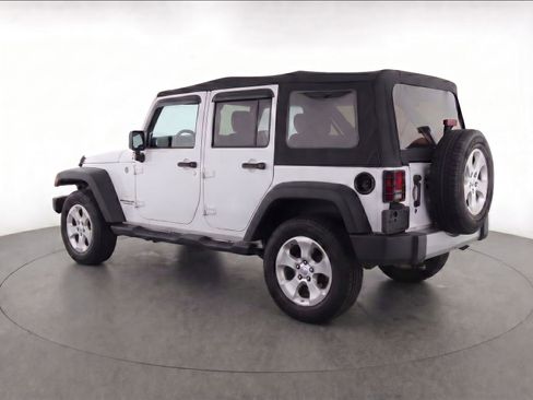 Used 2015 Jeep Wrangler Unlimited Sahara w/ Connectivity Group AWD/4WD image 3