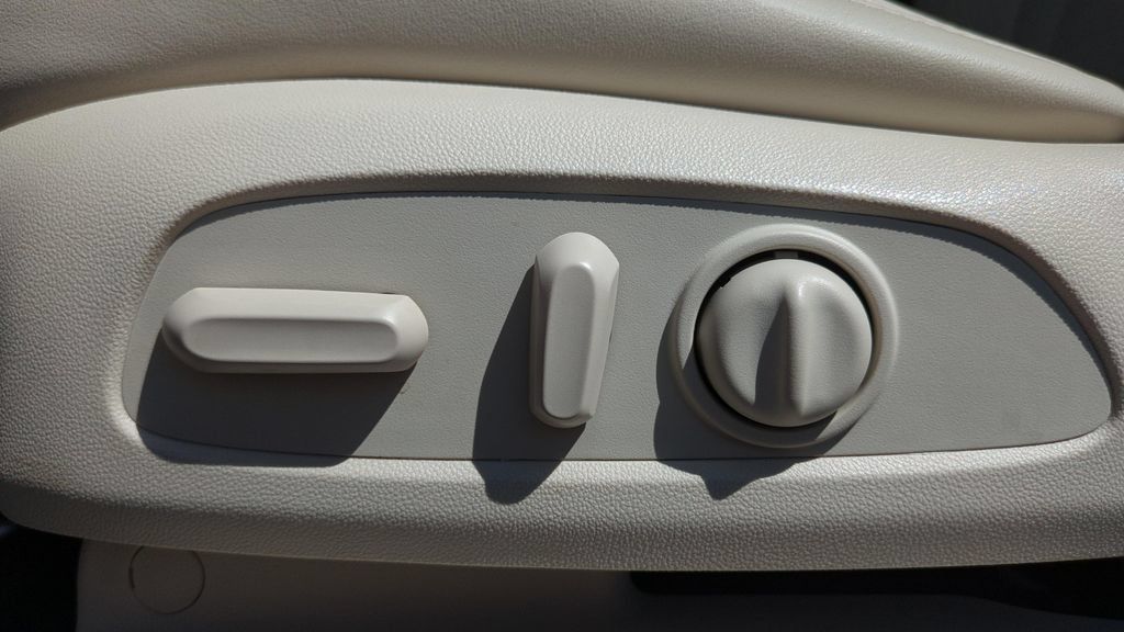 Used 2022 Buick Enclave Essence w/ Sound and Sites Package FWD image 16