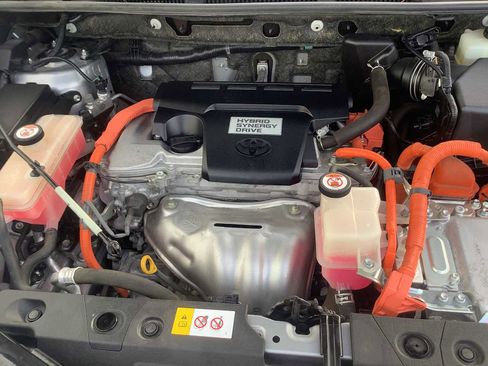 Used 2018 Toyota RAV4 LE image 10