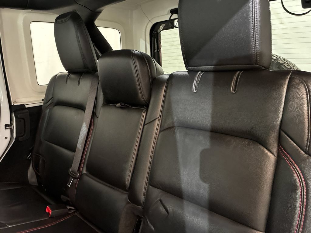 Used 2018 Jeep Wrangler Unlimited Rubicon w/ LED Lighting Group AWD/4WD image 9