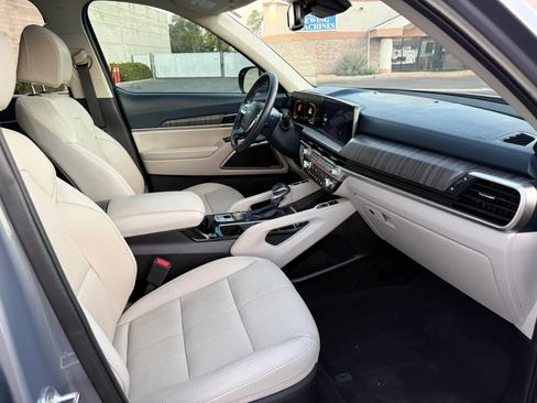 Used 2023 Kia Telluride EX w/ EX Captain's Chair Package AWD/4WD image 24