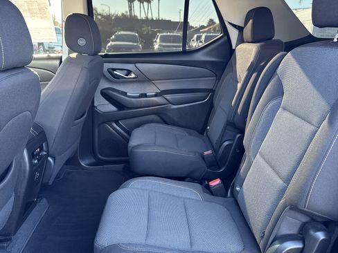 Used 2021 Chevrolet Traverse LT image 18