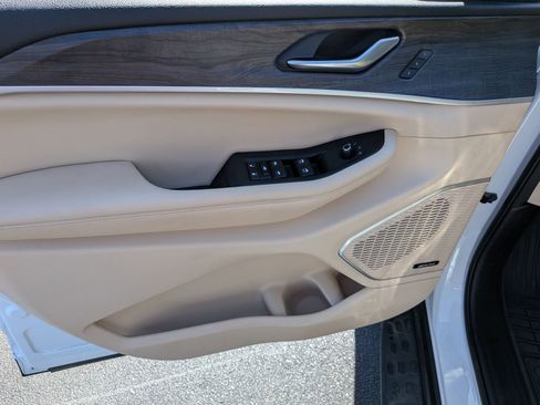 Used 2023 Jeep Grand Cherokee L Limited w/ Black Appearance Package image 10