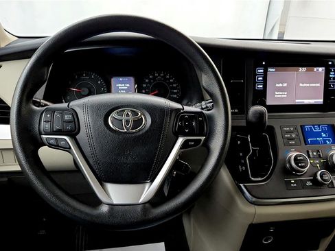 Used 2015 Toyota Sienna LE image 27