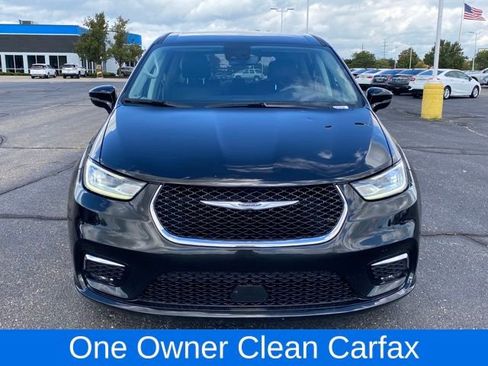 Used 2024 Chrysler Pacifica Touring-L image 3